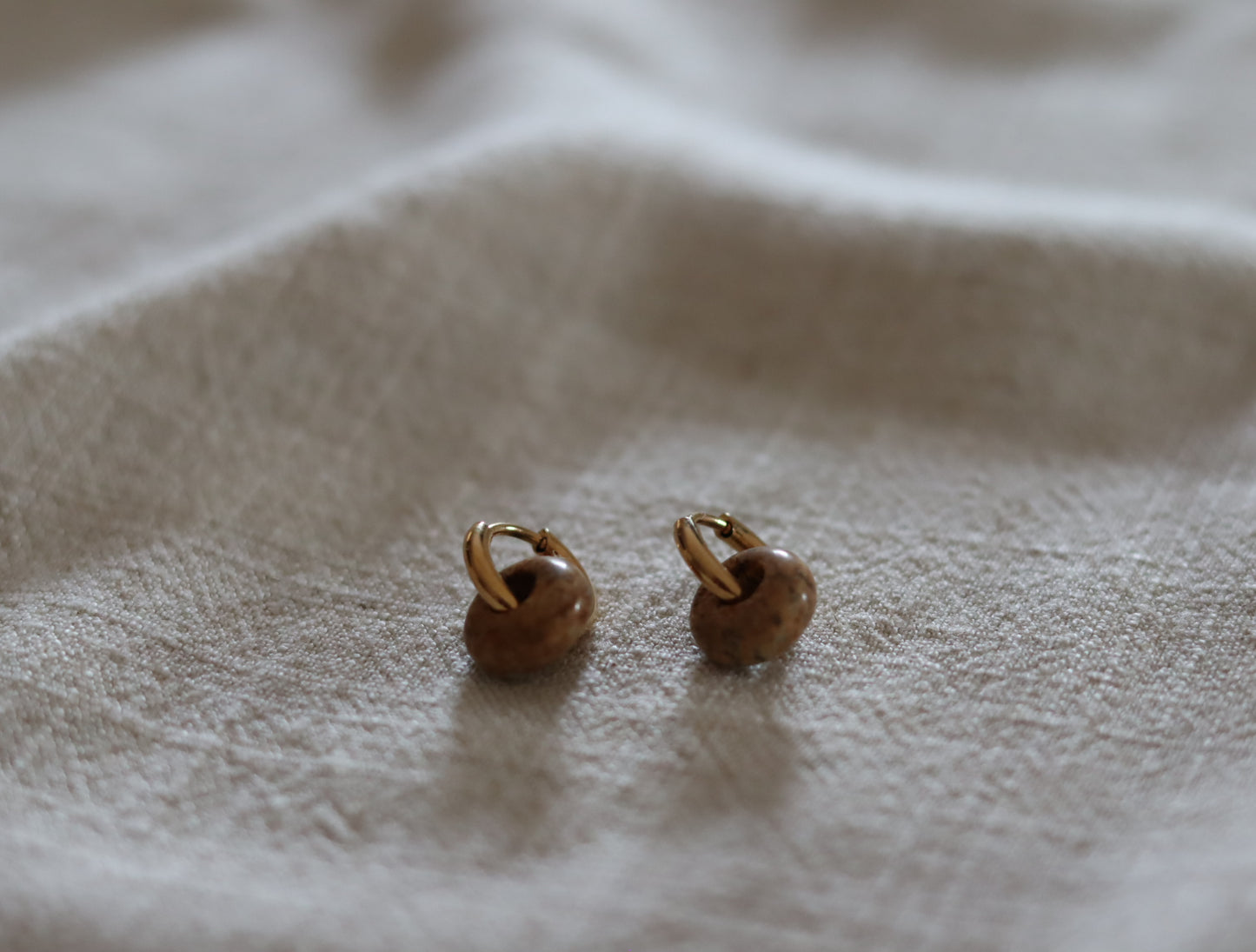 Bazou Oorring Met Donut Edelsteen ~ Gemêleerd Bruin / Goud